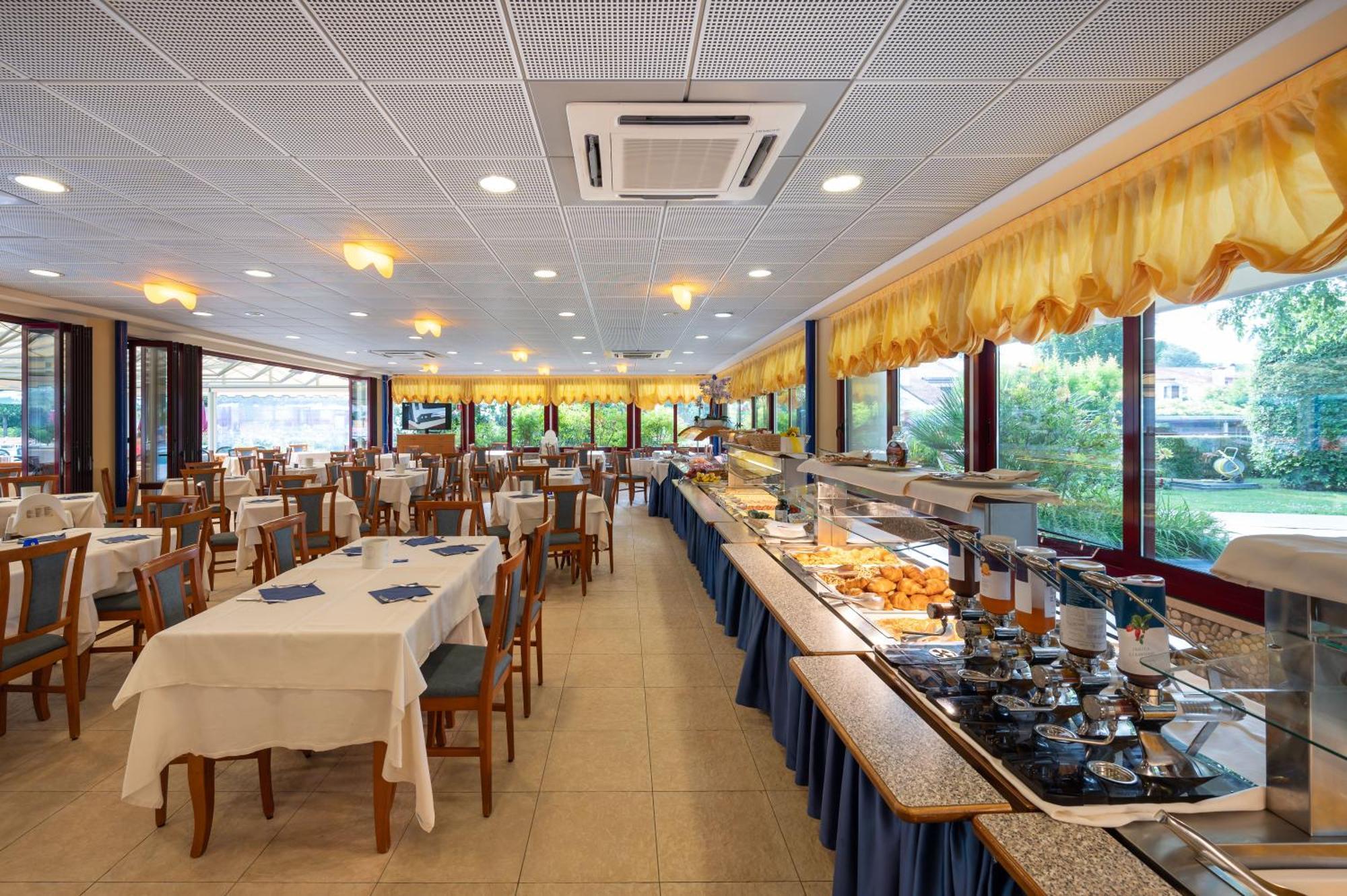 Villaggio Planetarium Resort Bibione Exterior foto
